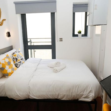 New Luxury Apartments In Central Location Next To Shops, Cafes, Bars & Metro لندن المظهر الخارجي الصورة