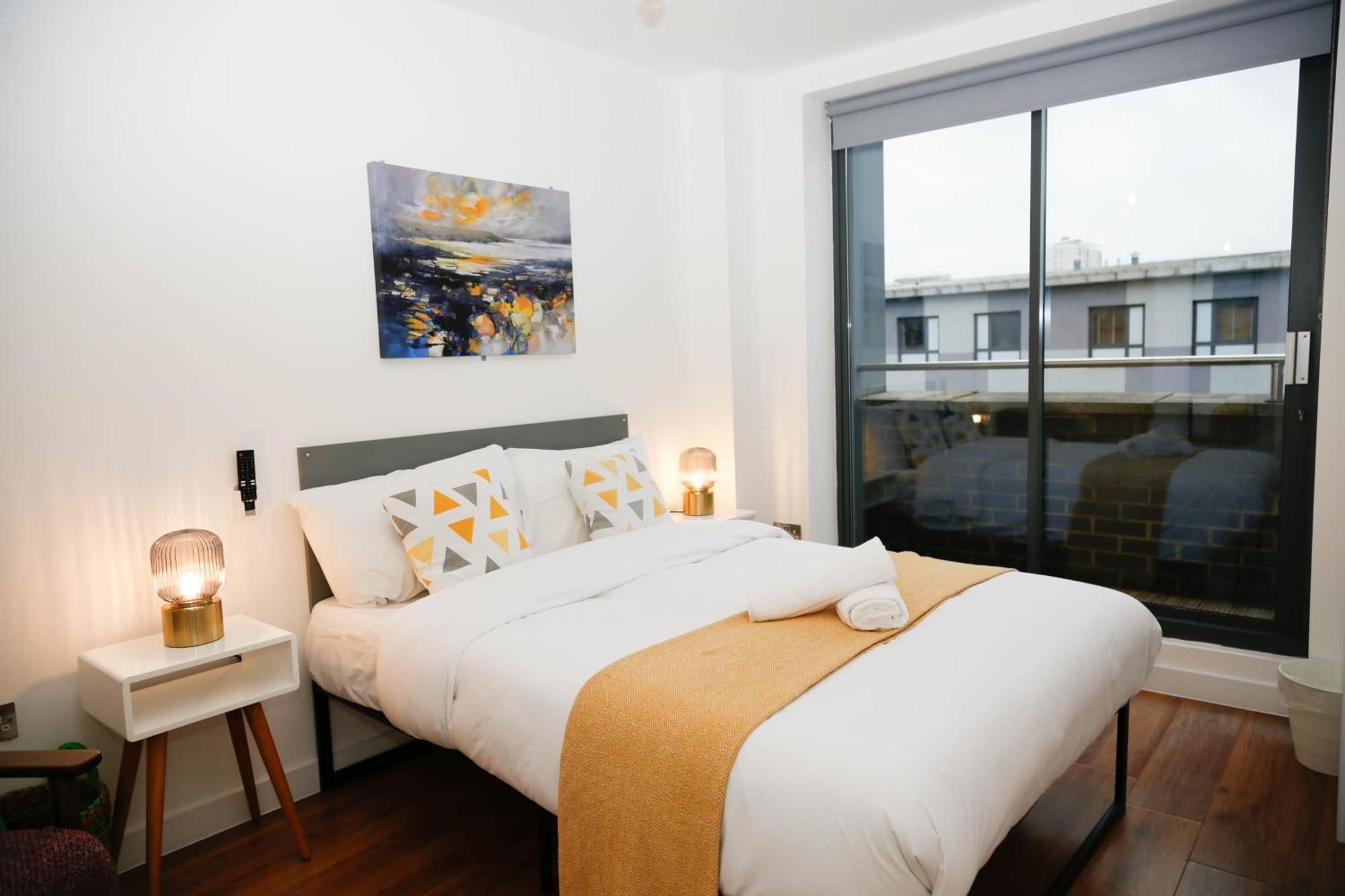 New Luxury Apartments In Central Location Next To Shops, Cafes, Bars & Metro لندن المظهر الخارجي الصورة