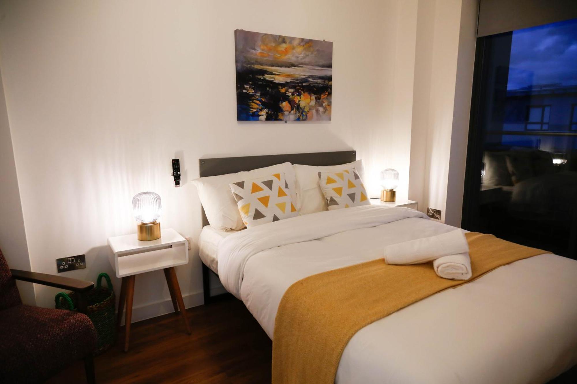 New Luxury Apartments In Central Location Next To Shops, Cafes, Bars & Metro لندن المظهر الخارجي الصورة